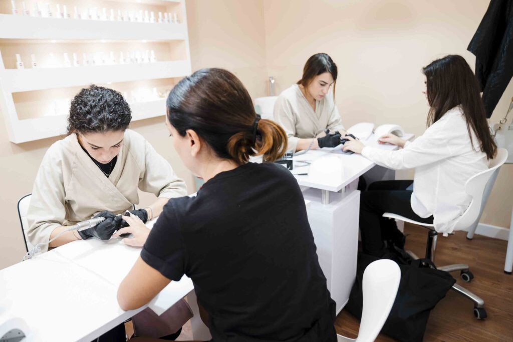 manicure semipermanete da amati beauty center