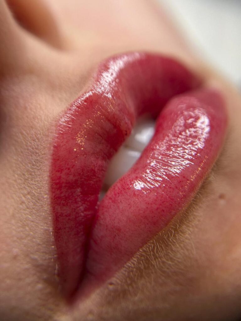 labbra rosse con trucco semipermanente da amati beauty center